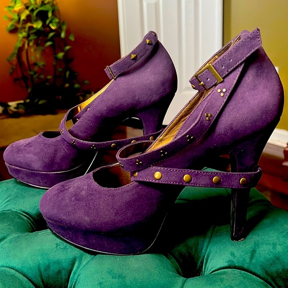 ShoeDazzle Purple Swede Heel - Picture 1 of 10